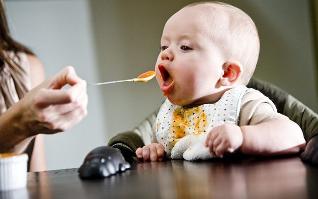 Khi nào cho bé ăn dặm là tốt nhất?