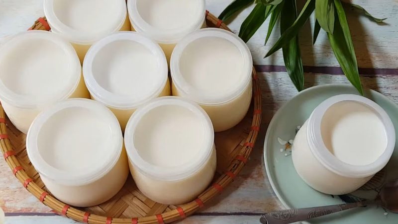 Sữa chua làm bằng nồi nấu chậm sánh mịn, chua ngọt vừa đủ