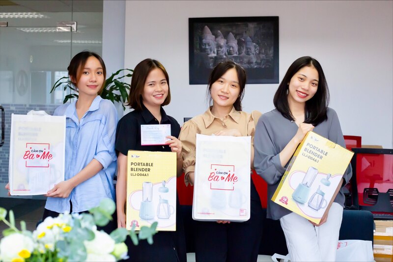 Quà tặng là món quà tri ân cho tinh thần cống hiến của nhân viên văn phòng