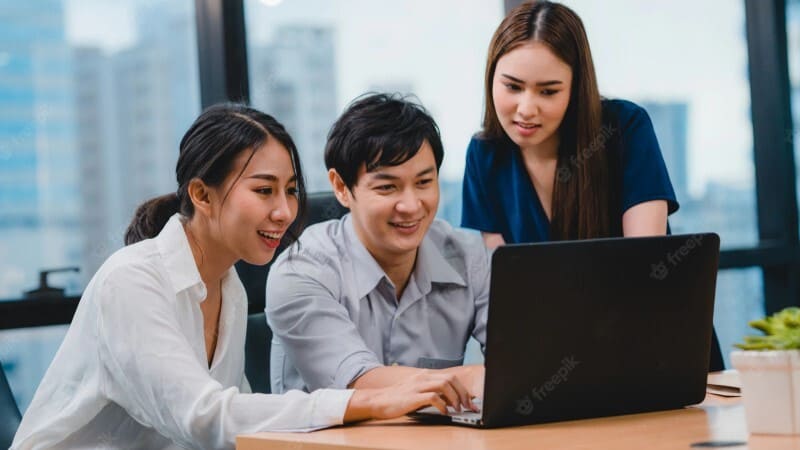 SUBE trao đổi trực tiếp với khách hàng về ý tưởng, yêu cầu quà tặng