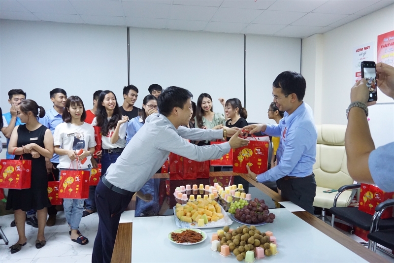 công ty tặng quà tết cho nhân viên