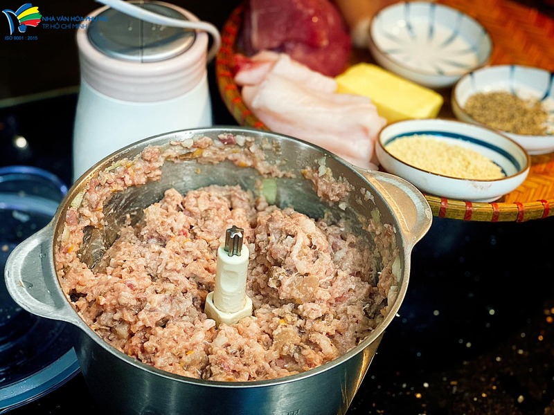 Xay nhuyễn các nguyên liệu làm pate