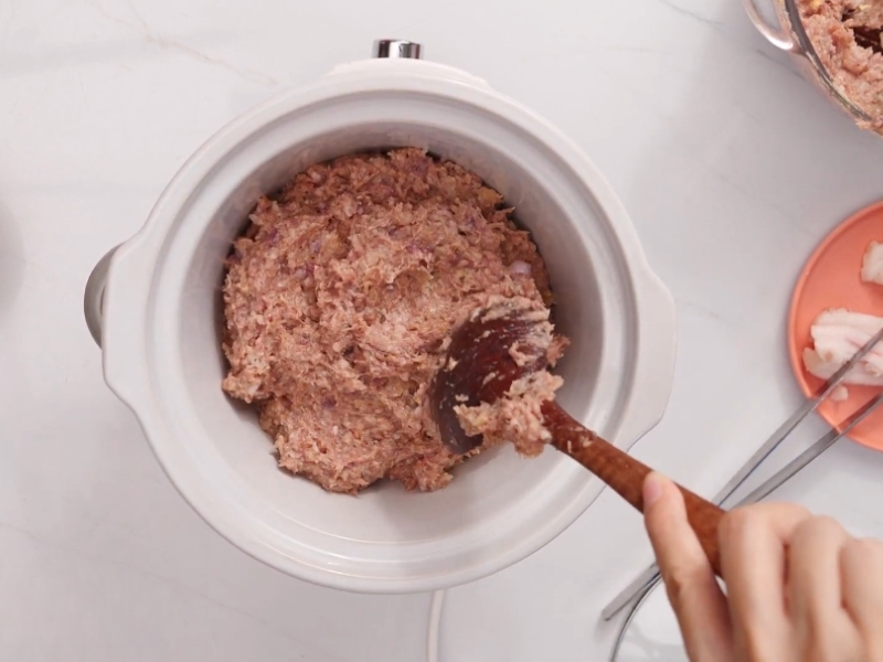 Cho hỗn hợp pate vào nồi nấu chậm