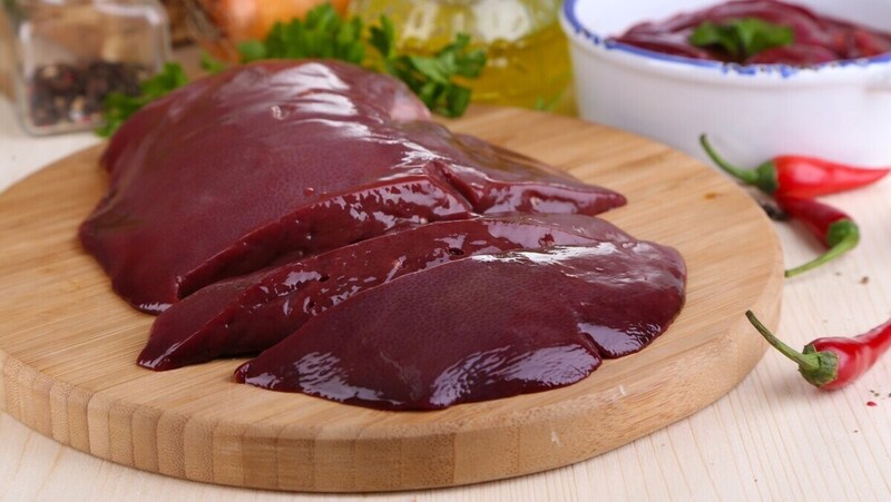 Chọn gan heo có màu đỏ sẫm hoặc tím hồng tự nhiên để pate ngon hơn