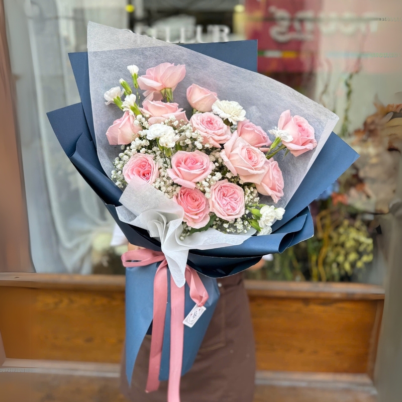 Hoa tươi là món quà tặng 20/10 cho nhân viên nữ quen thuộc