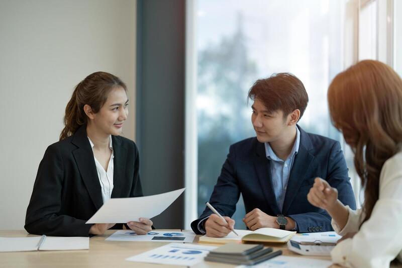 Trò chuyện với khách hàng để thấu hiểu tâm tư họ